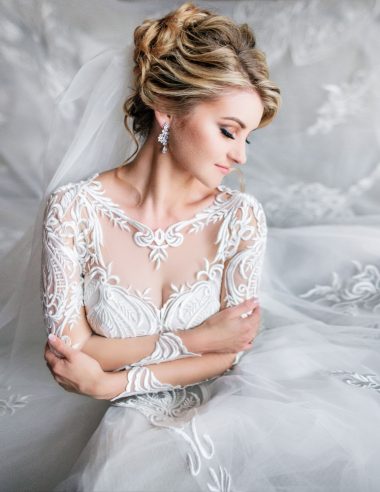 portrair-dreamy-blonde-bride-posing-luxury-room-before-ceremony